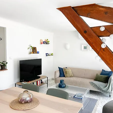 Bright Floor 2br With Large Terrace In Centre