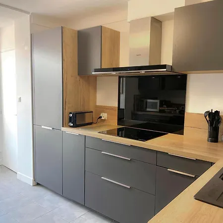 Bright Floor 2br With Large Terrace In Centre דירה *