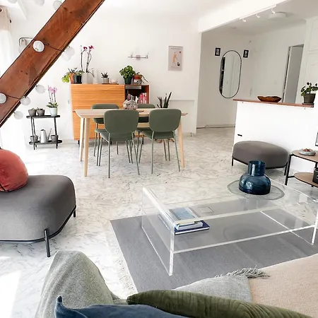 Bright Floor 2br With Large Terrace In Centre