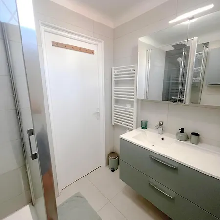 Bright Floor 2br With Large Terrace In Centre