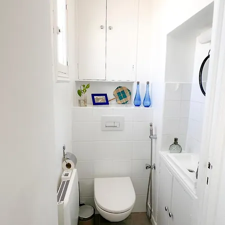 Bright Floor 2br With Large Terrace In Centre *